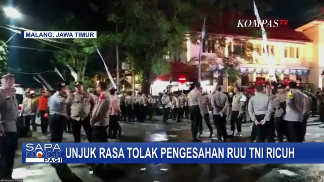 Aksi Unjuk Rasa Pengesahan RUU TNI di Depan Kantor DPRD Malang Berujung Ricuh