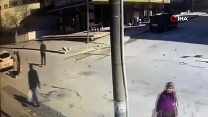 Sokak ortasında genç kızı kaçırdılar