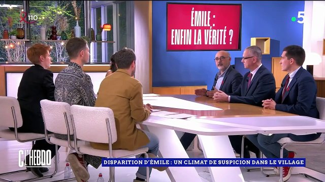 La famille du petit Emile n'est pas vraiment appréciée par ses voisins dans le Hameau du Haut-Vernet, comme l'a révélé un journaliste de Marianne dans C l'hebdo sur France 5. Crédit : C l'hebdo/France 5