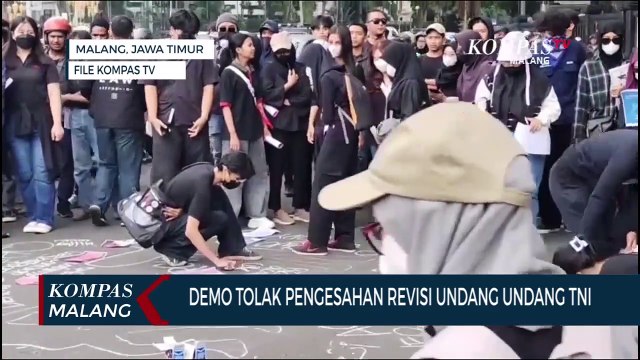 Unjuk Rasa Tolak UU TNI, Massa Aksi Bakar Seragam Loreng