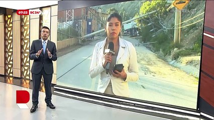 ​Choque de un auto provoca que un poste de luz caiga sobre la avenida en La Paz