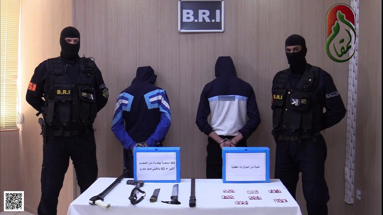 فرقة البحث و التدخل لأمن ولاية عنابة الإطاحة بمروجي مؤثرات عقلية أعمارهما 22 و23 سنة  حجز كمية من المؤثرات العقلية أسلحة بيضاء محظورة من الحجم الكبير و بندقيتي صيد بحري
