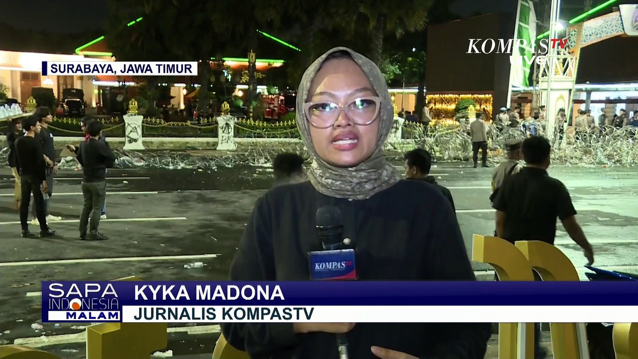 [FULL] Demo Tolak UU TNI Surabaya Memanas, Polisi Upaya Bubarkan Massa: Dialog-Semprot Water Cannon