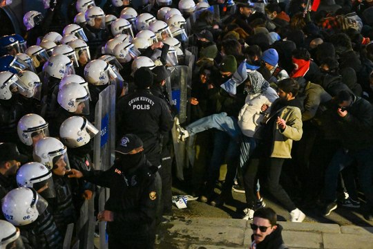 Crece la tensión en Turquía por las protestas tras la detención del alcalde de Estambul