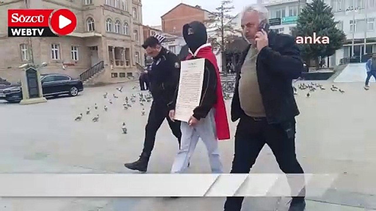 Sessiz protesto eylemi yapan gence polis müdaha...