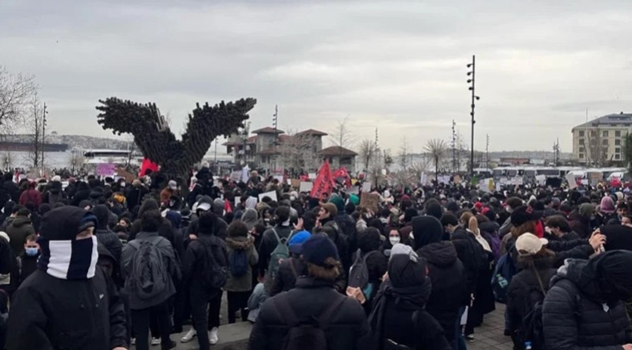 Boykot yapan üniversiteliler Beşiktaş Meydanı'nda toplandı