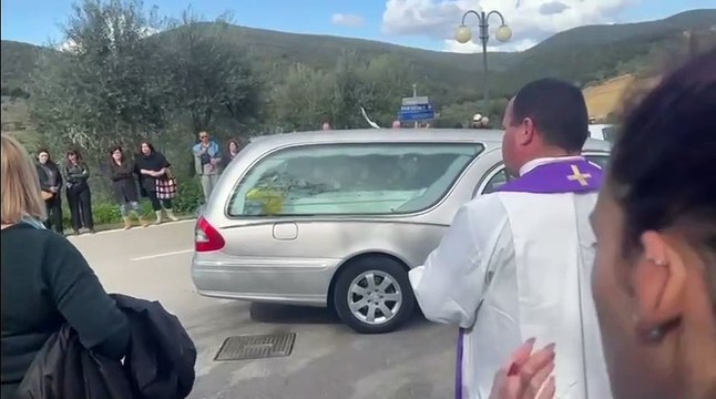 Grosseto, i funerali della ragazza morta per malore in gita scolastica