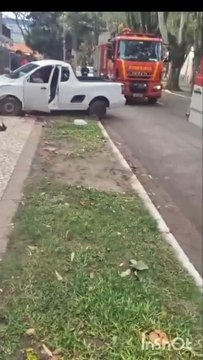 Imágenes fuertes: Mujer atropellada por una camioneta terminó ‘incrustada’ en las rejas de una casa