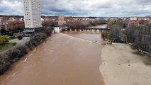 Al Pisuerga,  cargado de agua a vista de dron a su paso por Valladolid