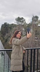 Una turista inmortaliza la apertura de las compuestas del canal de conexión de los embalses de Entrepeñas y Buendía.