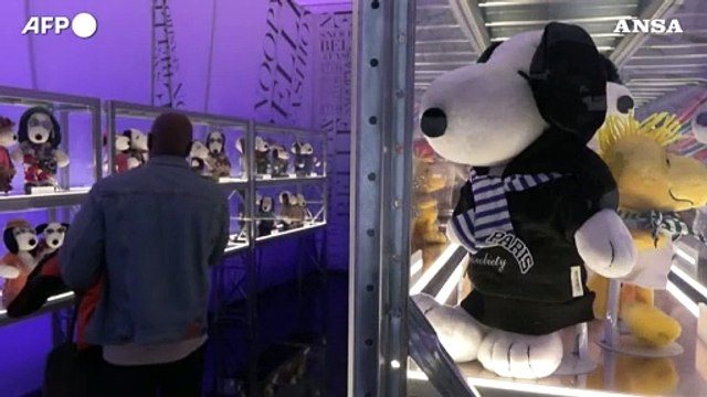 Snoopy compie 75 anni, un'esposizione a Parigi lo celebra come icona della moda