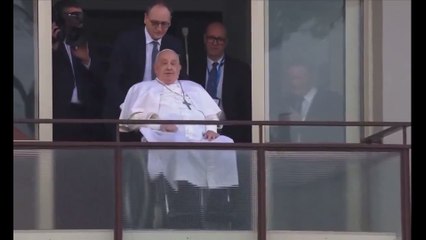 El papa reaparece tras más de un mes ingresado en el hospital
