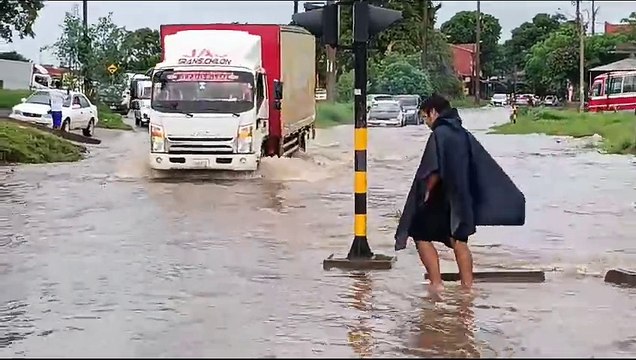 Calles y avenidas inundadas en la capital cruceña en una jornada de intensa lluvia