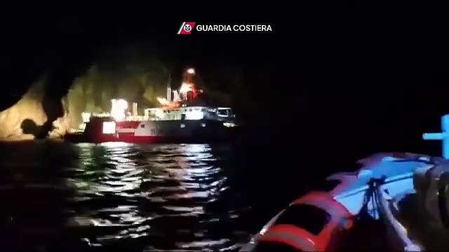 Isola d'Elba - Nave incagliata, il video delle operazioni di salvataggio (24.03.25)
