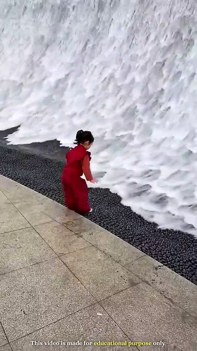 The_water_of_this_spring_in_China_disappears(720p)