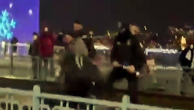 Galata Köprüsü'nde oturma eylemi yapan öğrencilere polis müdahalesi