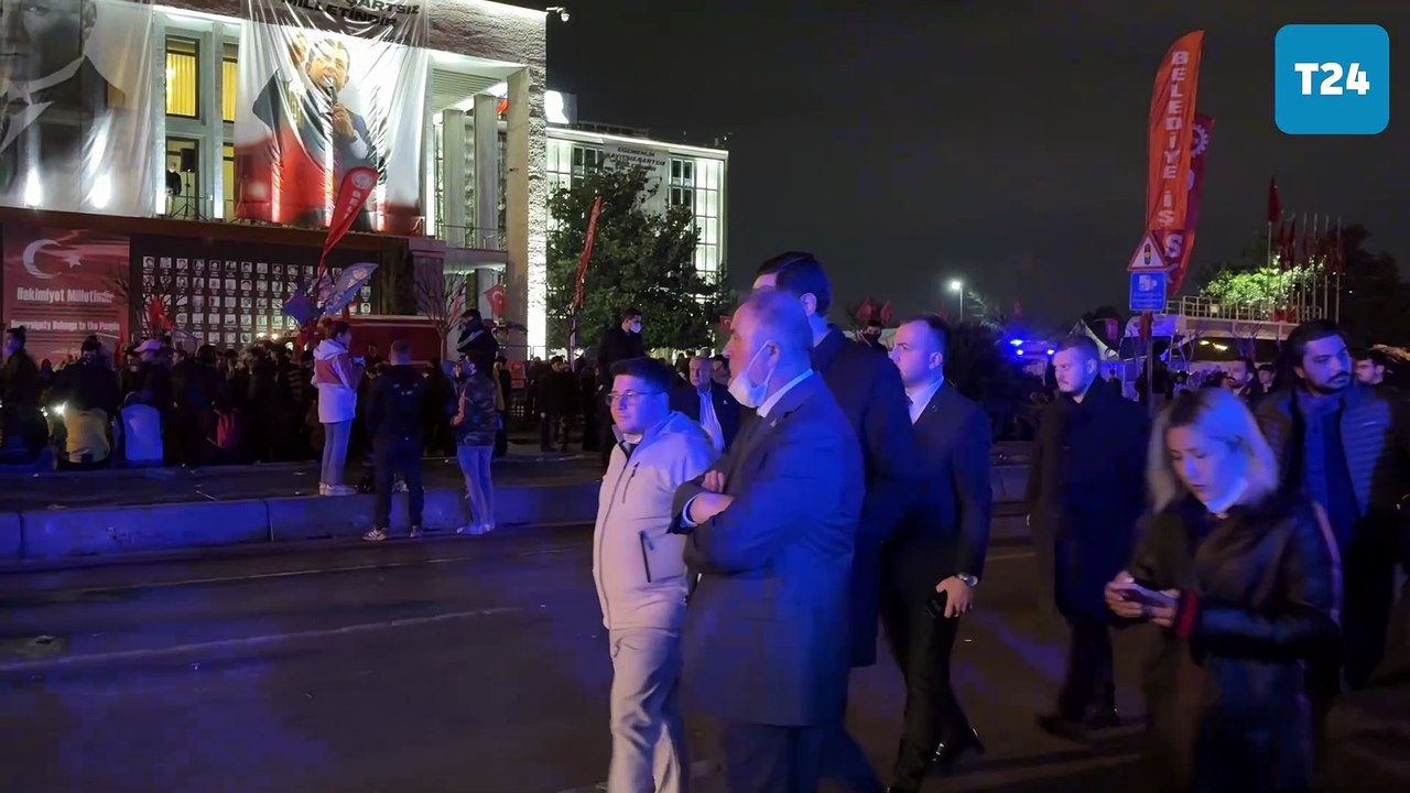 İBB Başkan Vekili Nuri Aslan, Saraçhane önünde polislerle görüştü