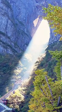 Tianmen Cave of Tianmen Mountain, Zhangjiajie, China / Grotte de Tianmen de Montagne Tianmen, Zhangjiajie, Chine