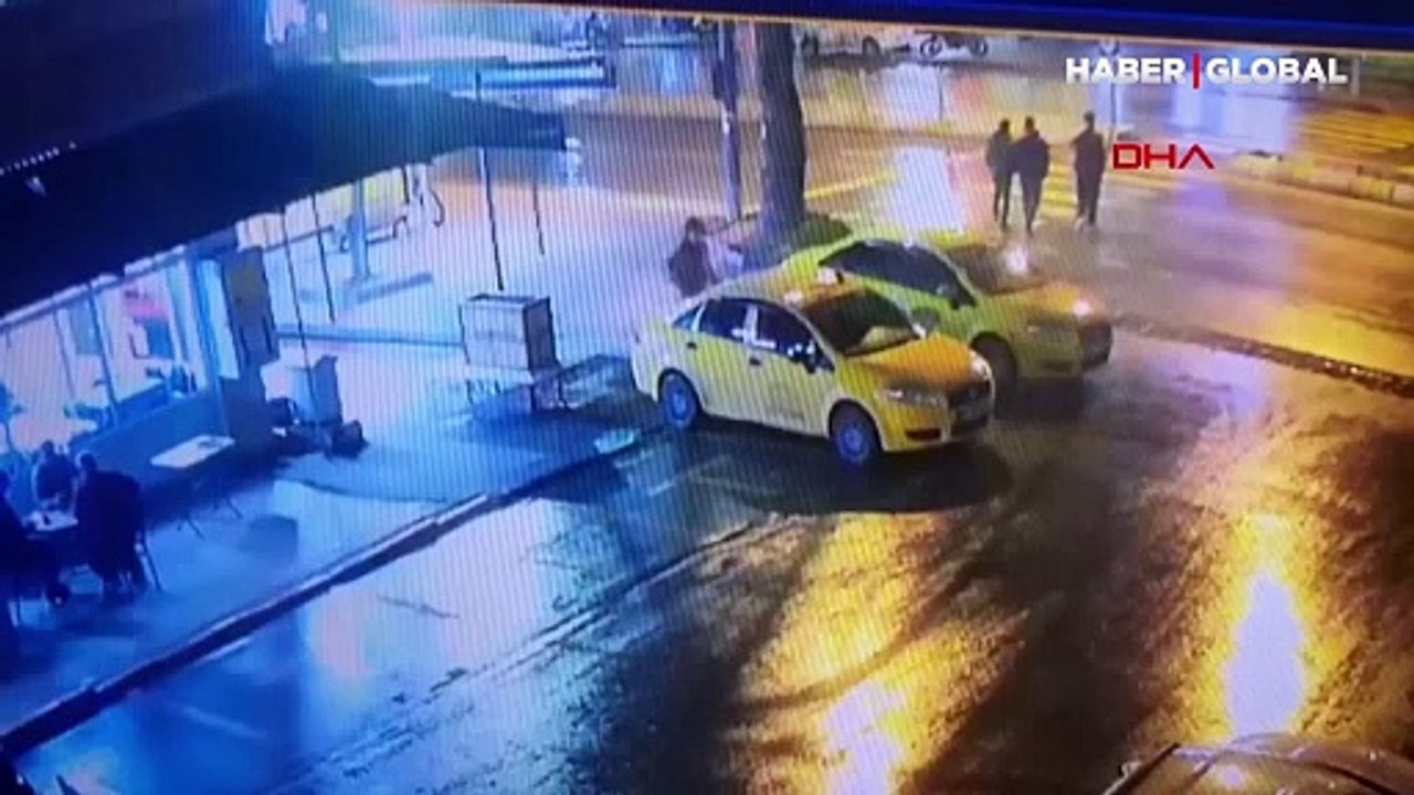 Edirne'de otomobil yaya geçidindeki vatandaşları ezdi! Kaza anı kamerada