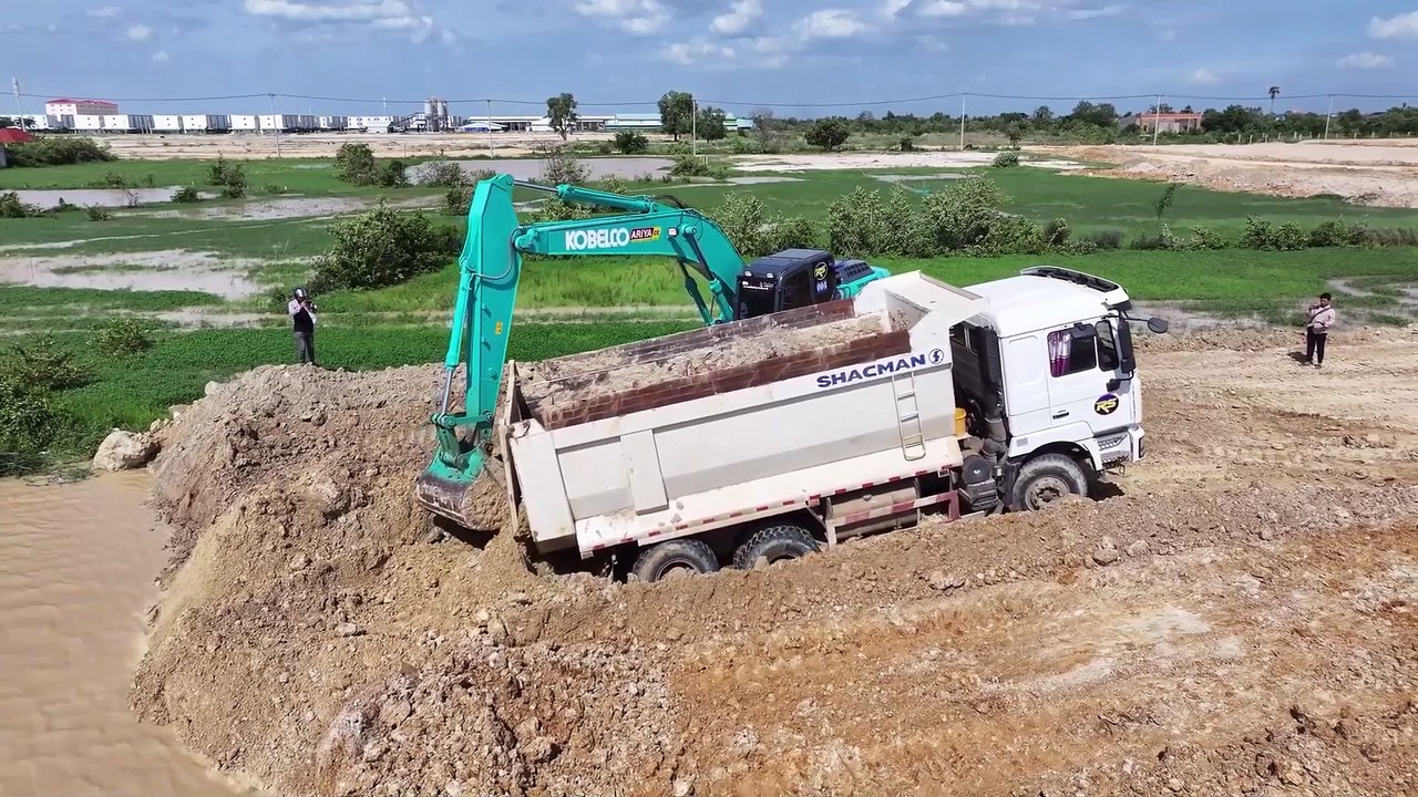 OMG!! 25.5T garbage truck stuck in mud, rear wheel was rescued by Excavator Kobelco & SHANTUI Dozer.