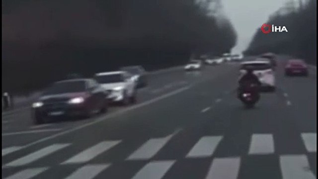 Güney Kore'de korkunç olay: Dev çukur seyir halindeki motosikleti böyle yuttu!