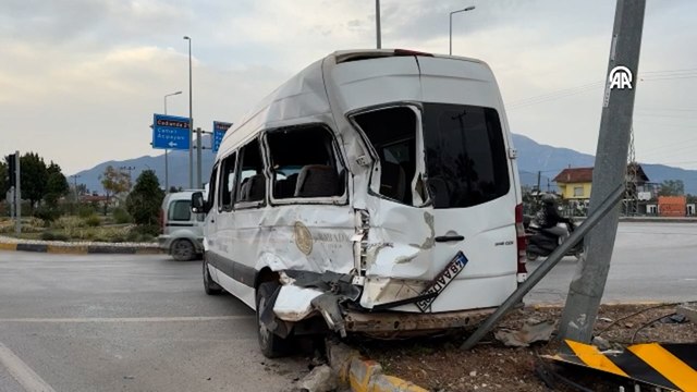 Fethiye'de kamyonla çarpışan minibüsteki 4 kişi yaralandı
