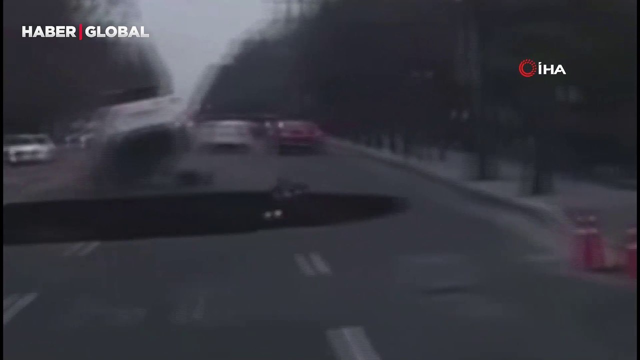 Otoyolda aniden oluşan dev çukur araçları yuttu! 1 kişi kayboldu