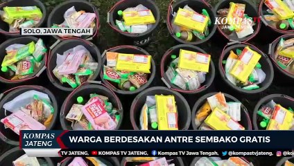 Warga Berdesakan Antre Sembako Gratis