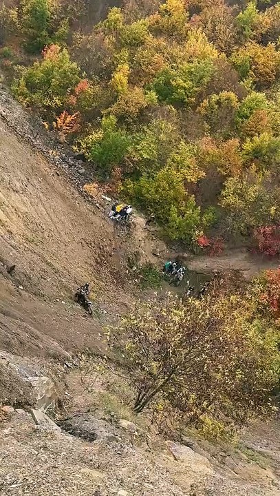 Un pilote de moto gravit une pente raide de 30 mètres