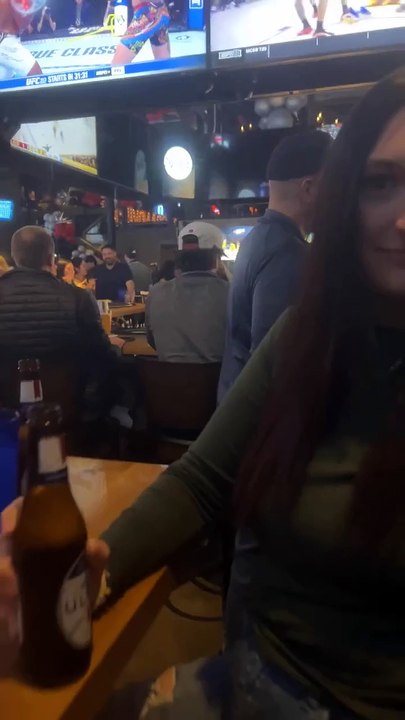 Une fontaine de bière éclabousse plusieurs inconnus