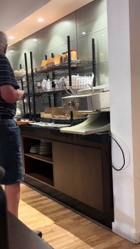 Une machine à toast fait tomber le pain au sol dans un hôtel