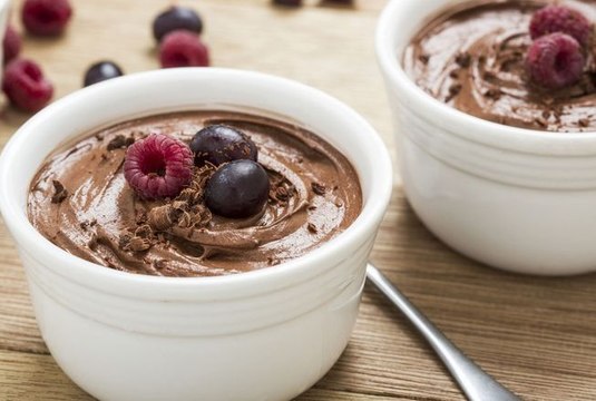 « C’est un dessert que j’adore » : Cyril Lignac partage les secrets de sa mousse aux deux chocolats facile