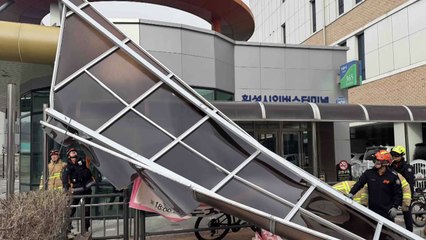 횡성서 바람에 철제구조물 떨어져...승용차 파손 / YTN