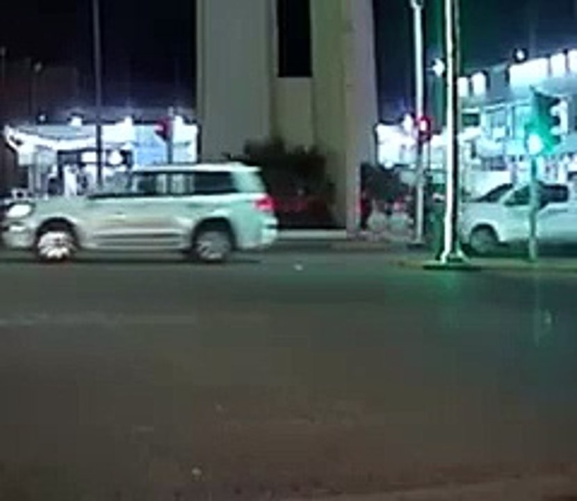 بالفيديو.. طفل يسقط من سيارة متحرّكة وتفصله لحظات عن الموت تحت عجلات مركبة خلفية