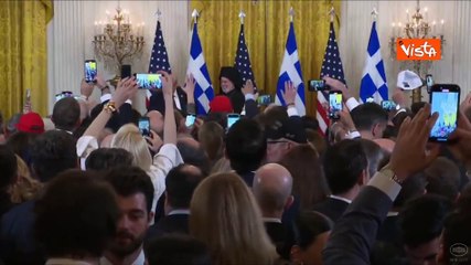 Trump proclama 25 marzo Giorno indipendenza greca, poi lancia penne al ritmo di musiche tradizionali