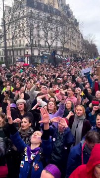 Forte mobilisation à Paris pour la manifestation lors de la journée internationale des droits des femmes.
