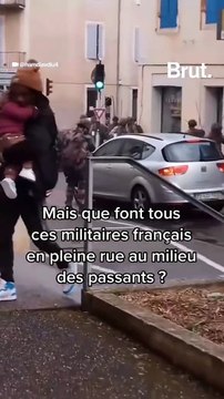 On t’explique ce que faisaient ces militaires français en pleine rue au milieu des passants.