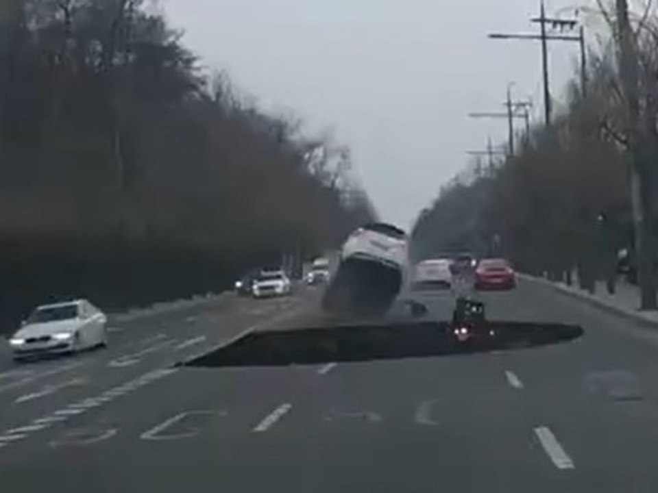 Dashcam filmt mit: Hier tut sich plötzlich der Boden auf