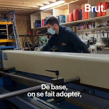 Mathias apprend son métier de couvreur avec les Compagnons du Devoir