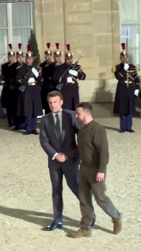 Le président de l’Ukraine Volodymyr Zelensky est reçu à Paris par Emmanuel Macron.