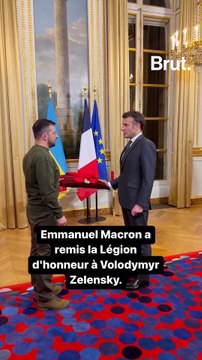 Emmanuel Macron a remis la Légion d’honneur à Volodymyr Zelensky lors de sa visite à Paris.