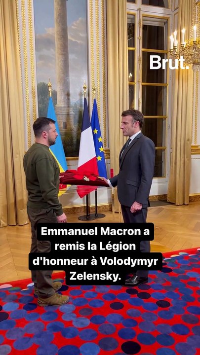 Emmanuel Macron a remis la Légion d’honneur à Volodymyr Zelensky lors de sa visite à Paris.