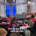Un petit garçon parle de son autisme à ses camarades de classes