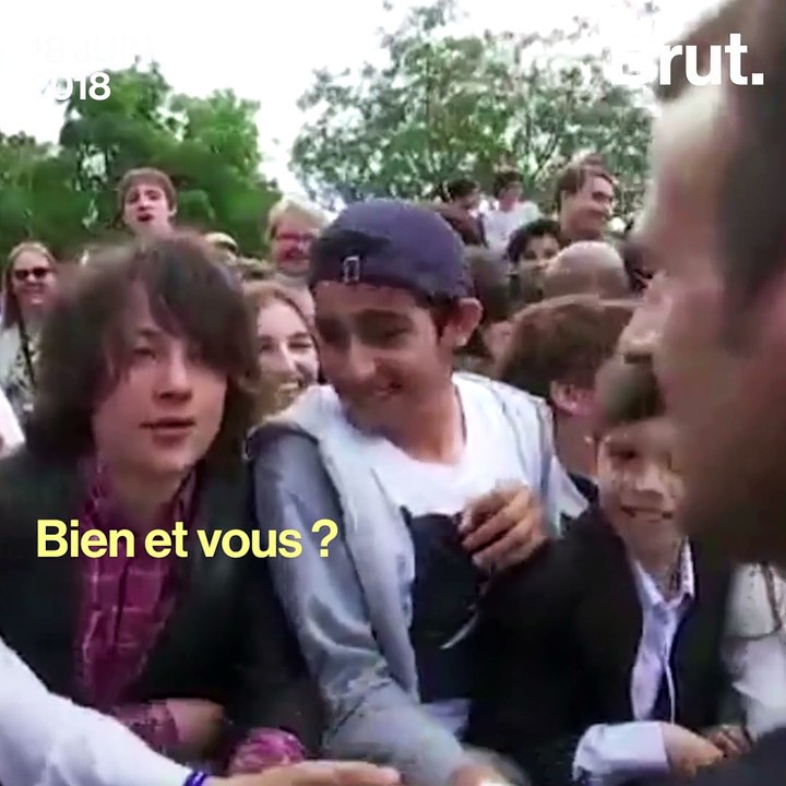 Emmanuel Macron fait la leçon à un adolescent