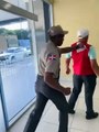 Policía agrede a miembro de la Cruz Roja