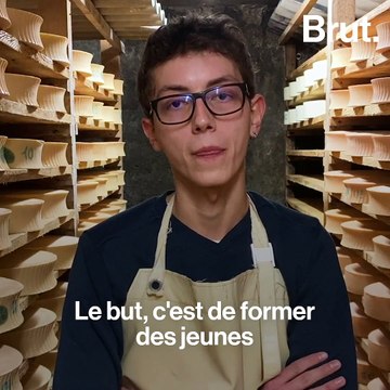 Maxence apprend son métier de fromager avec les Compagnons du Devoir