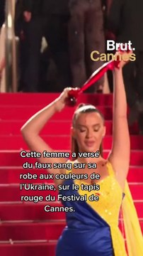 Cette femme a versé du faux sang sur sa robe aux couleurs de l’Ukraine.