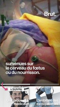 Cette petite fille se tient debout pour la première fois de sa vie