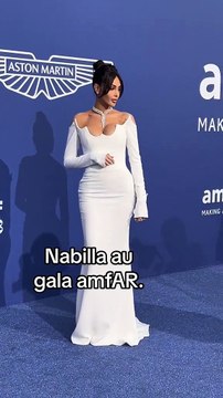 Nabilla au gala AmfAR.