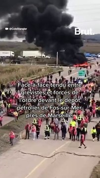 Tensions devant le dépôt pétrolier de Fos-sur-Mer, près de Marseille.